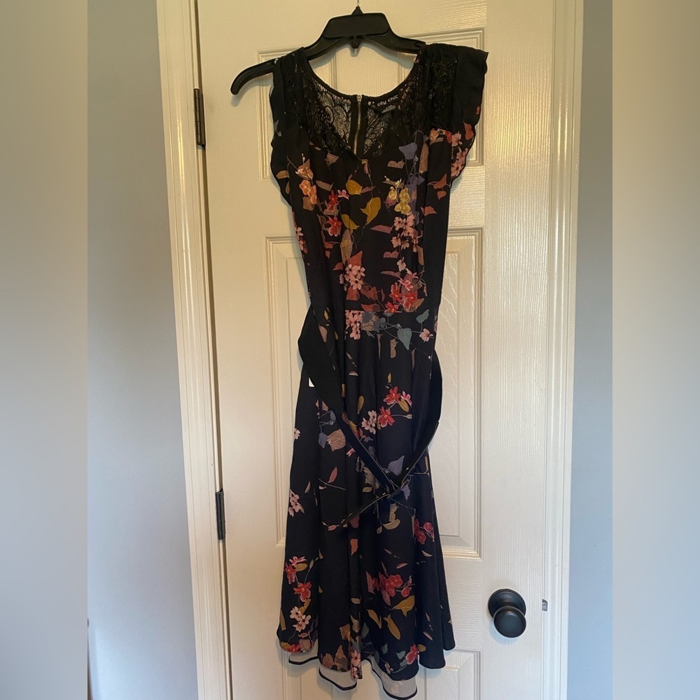 City Chic - Floral Vintage Sensai Dress with Lace Detail